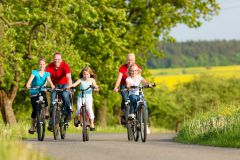 http://www.shutterstock.com/es/pic-107013791/stock-photo-family-with-three-girls-having-a-weekend-excursion-on-their-bikes-on-a-summer-day-in-beautiful.html?src=OQ8h8j17KoVm1iRGX7GOIg-1-44